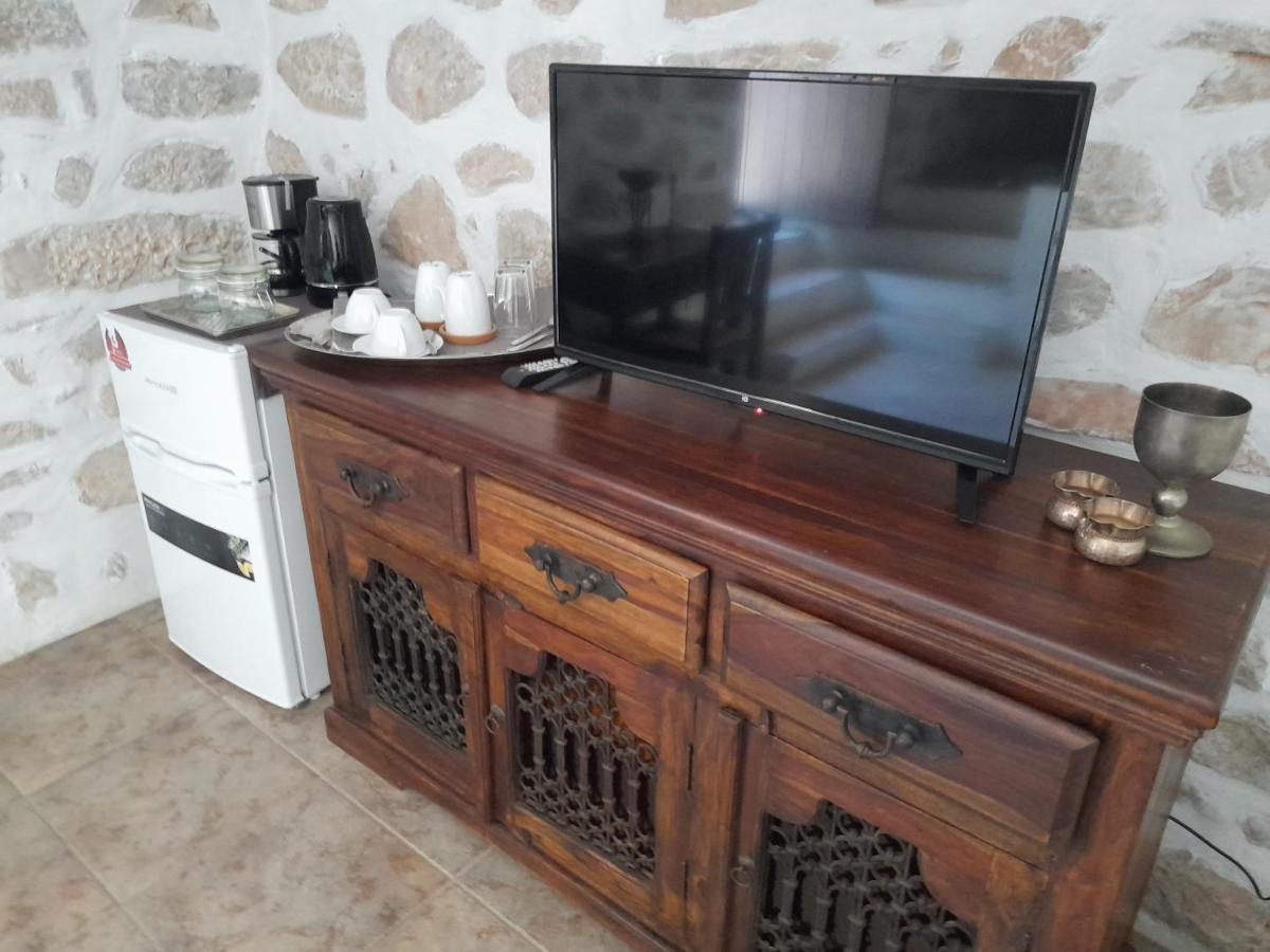The Two Carob Trees, Traditional Stonehouse, Nikandri, Pirgos Diros Apartment Lefkias Exterior foto