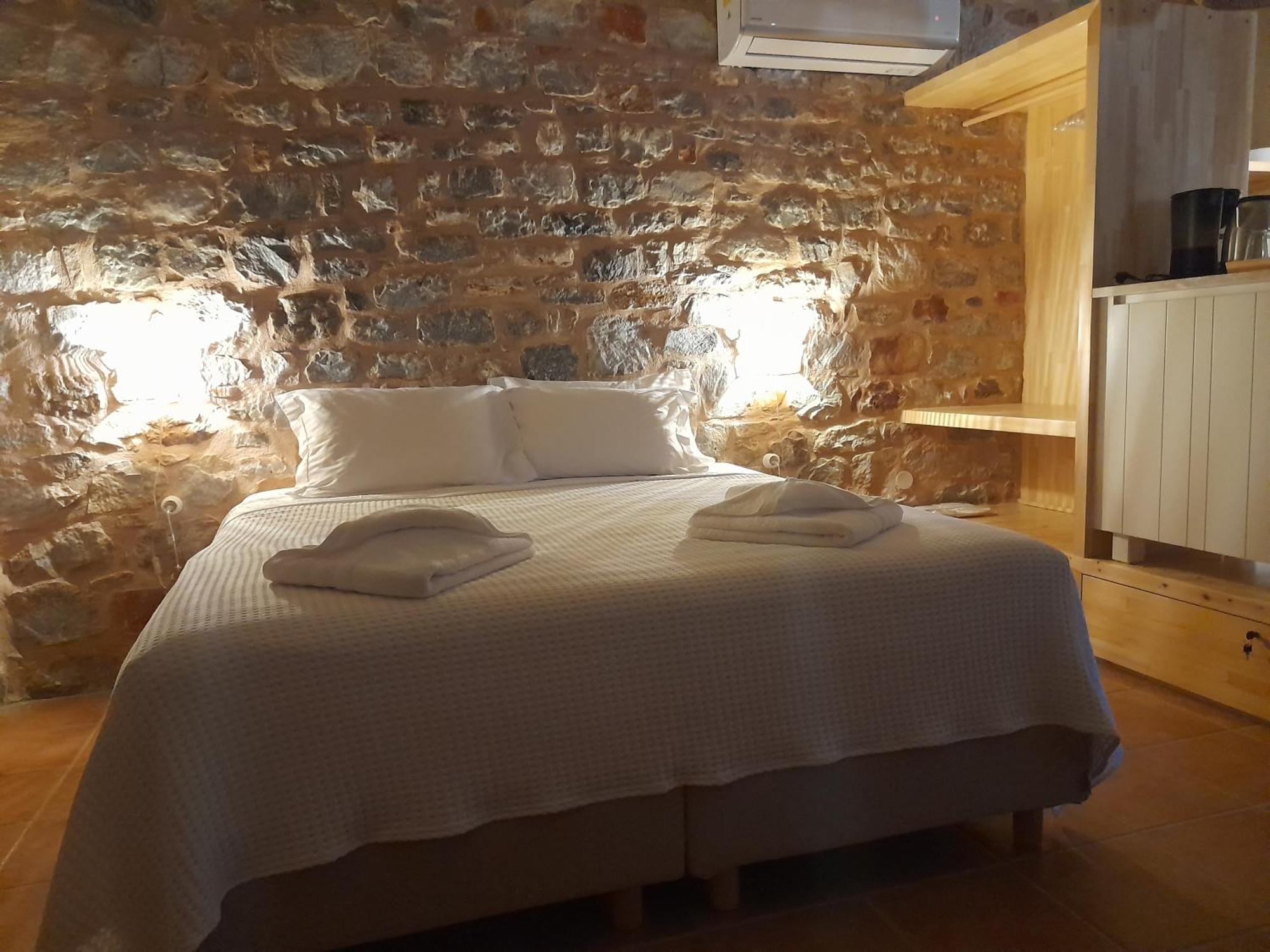 The Two Carob Trees, Traditional Stonehouse, Nikandri, Pirgos Diros Apartment Lefkias Exterior foto